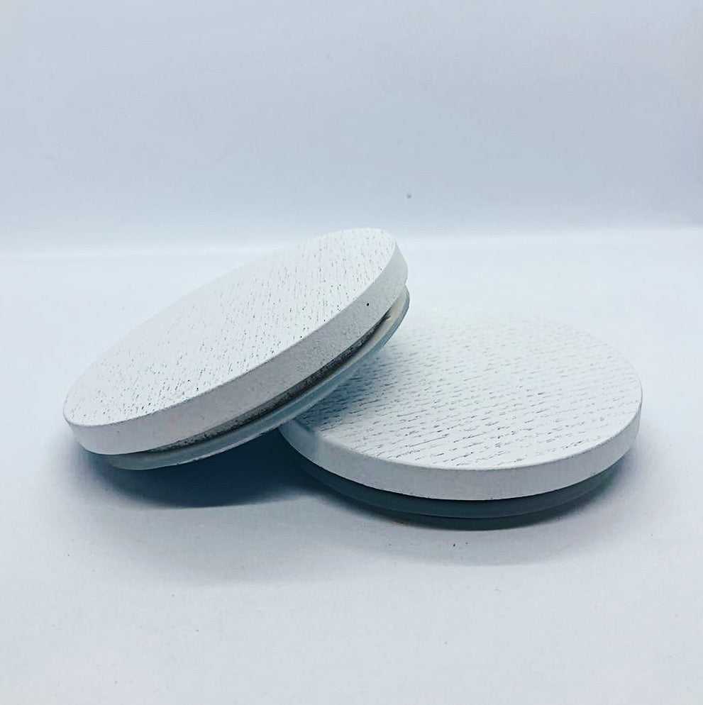 White wooden lid with silicone seal.